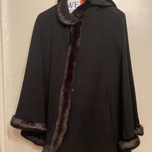Ellen Tracy Black cape with faux fur